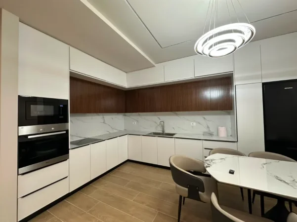 Tirane, jepet me qera apartament 1+1+Ballkon Kati 1, 70 m² 600 € (rruga e elbasanit , kompleksi xheluks)