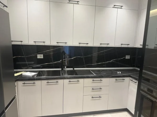 Tirane, jepet me qera apartament 3+1 Kati 7, 150 m² 1.200 € (Rruga Xhanfize Keko)