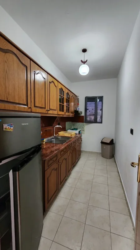 Tirane, jepet me qera apartament 4+1+Ballkon Kati 2, 163 m² 550 € (tek Vilat Amerikane)