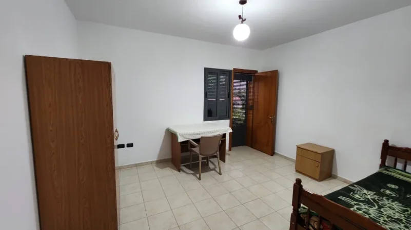 Tirane, jepet me qera apartament 4+1+Ballkon Kati 2, 163 m² 550 € (tek Vilat Amerikane)