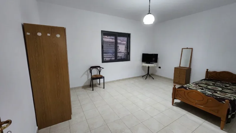 Tirane, jepet me qera apartament 4+1+Ballkon Kati 2, 163 m² 550 € (tek Vilat Amerikane)