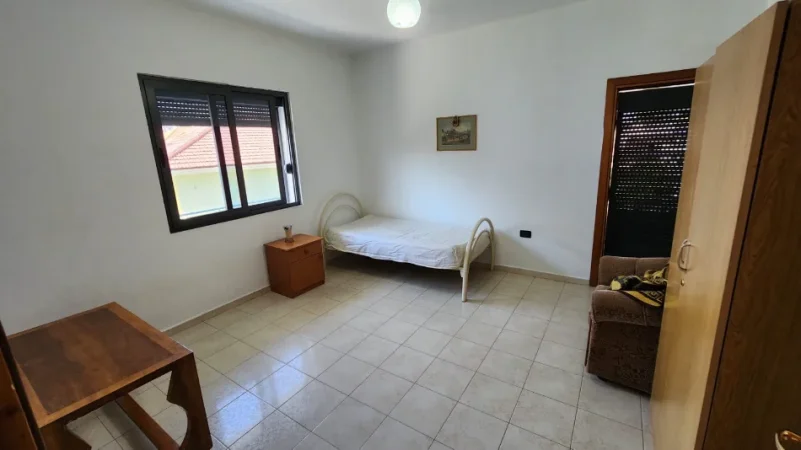 Tirane, jepet me qera apartament 4+1+Ballkon Kati 2, 163 m² 550 € (tek Vilat Amerikane)