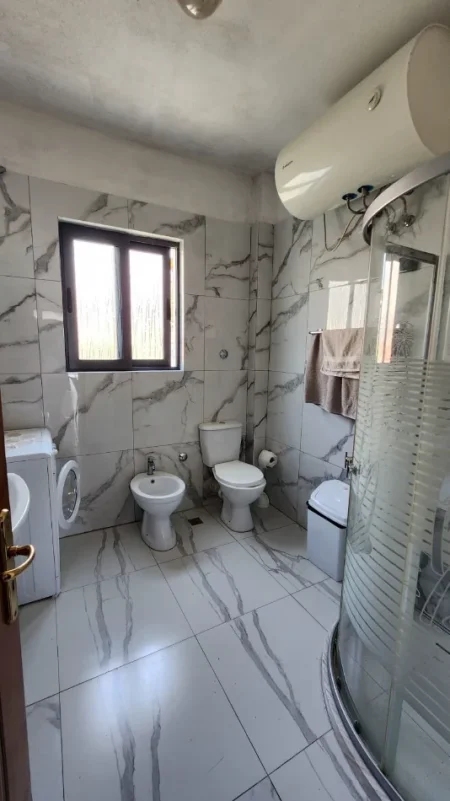 Tirane, jepet me qera apartament 4+1+Ballkon Kati 2, 163 m² 550 € (tek Vilat Amerikane)