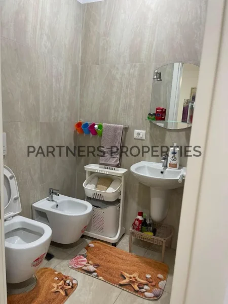 Tirane, jepet me qera apartament 1+1+Ballkon Kati 3, 60 m² 400 € (univers city)