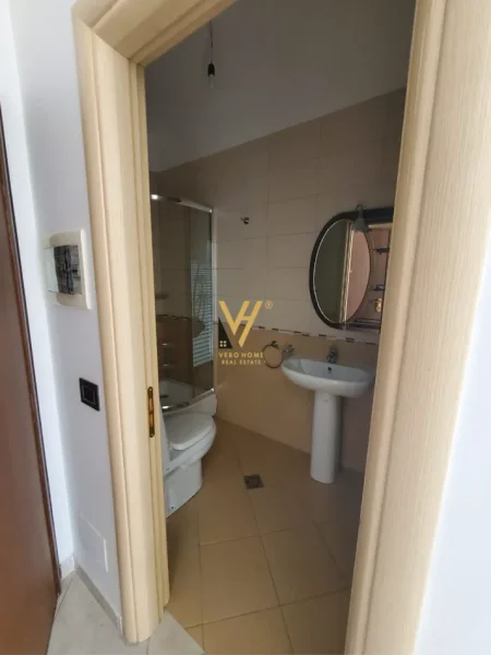 Tirane, jepet me qera zyre Kati 5, 110 m² 1.300 € (KOMUNA E PARISIT)