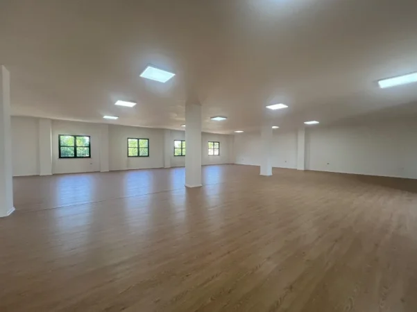Tirane, jepet me qera zyre Kati 3, 380 m² 3.000 € (zogu i zi)