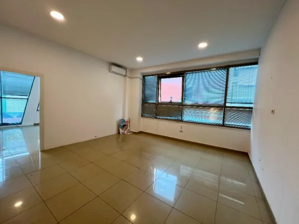 Tirane, jepet me qera ambjent biznesi Kati 2, 70 m² 500 € (Bulevardi Bajram Curri)