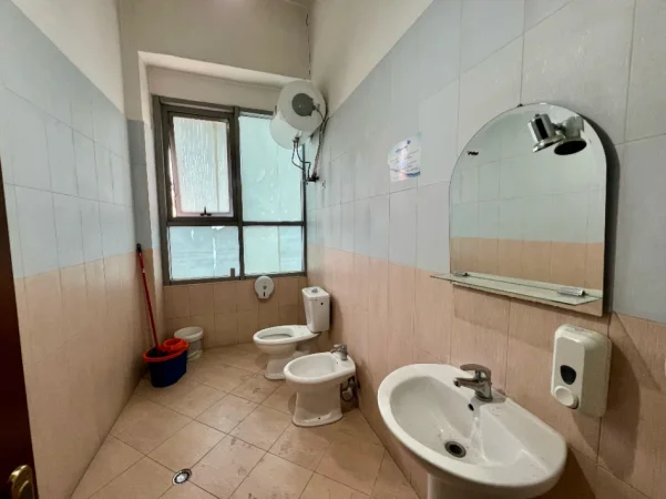 Tirane, jepet me qera ambjent biznesi Kati 2, 70 m² 500 € (Bulevardi Bajram Curri)