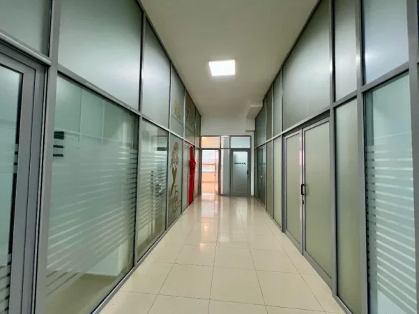 Tirane, jepet me qera ambjent biznesi Kati 2, 70 m² 500 € (Bulevardi Bajram Curri)