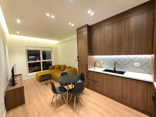 Tirane, jepet me qera apartament 1+1 Kati 8, 50 m² 470 € (ALI DEMI)