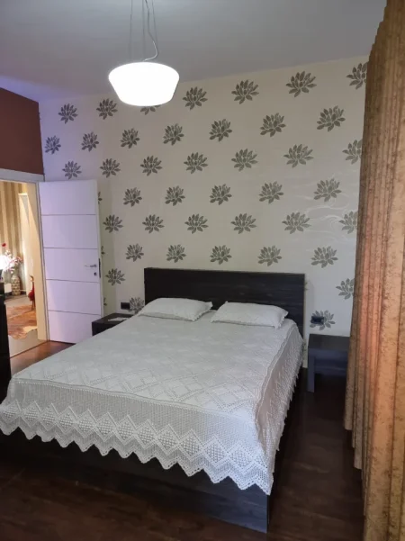 Tirane, jepet me qera apartament 3+1 Kati 2, 155 m² 700 € (5 MAJI)