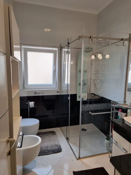 Tirane, jepet me qera apartament 3+1 Kati 2, 155 m² 700 € (5 MAJI)