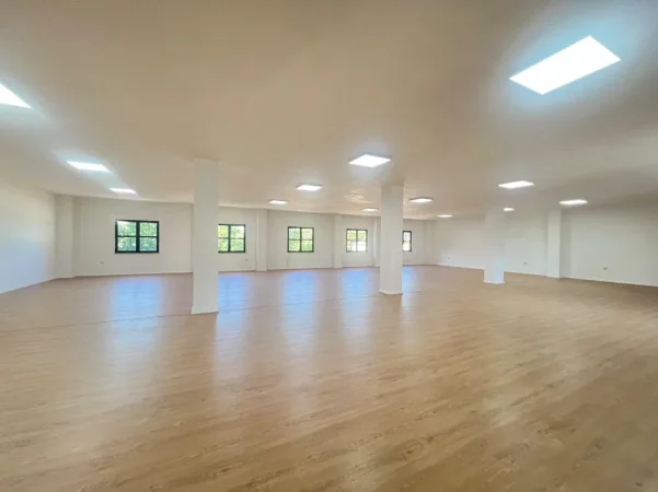 Tirane, jepet me qera zyre Kati 3, 380 m² 3.000 € (laprake , rruga dritan hoxha , spitali ushtarak , ish dogana)