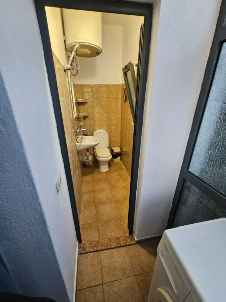 Tirane, jepet me qera apartament 1+1 Kati 1, 45 m² 300 € (Rruga Todi Shkurti)