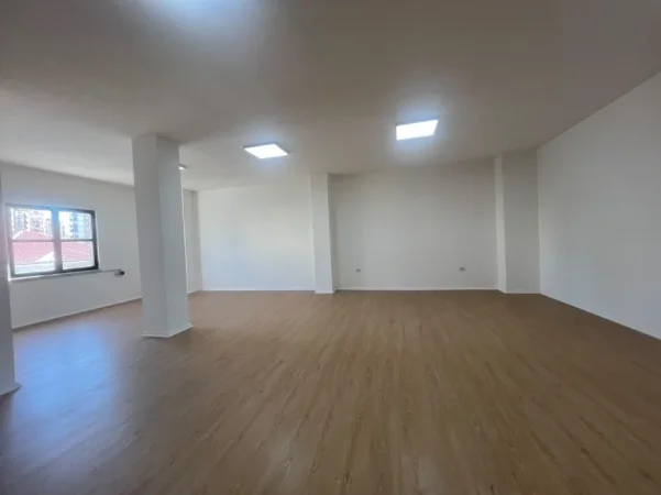 Tirane, jepet me qera zyre Kati 3, 380 m² 3.000 € (zogu i zi)