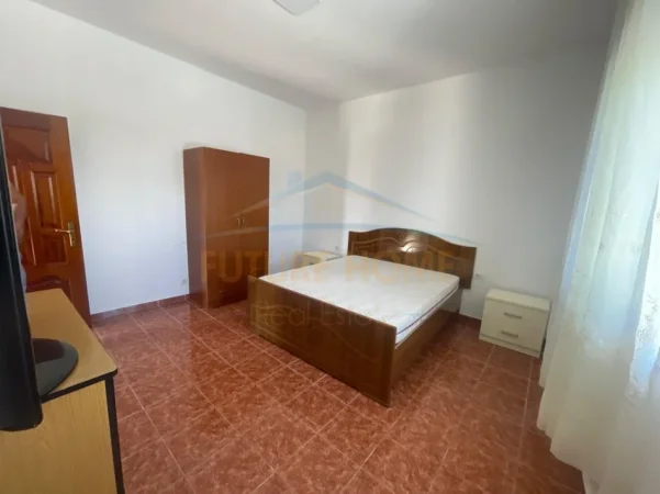 Durres, jepet me qera shtepi 1+1 Kati 1, 143 m² 300 € (DURRES)
