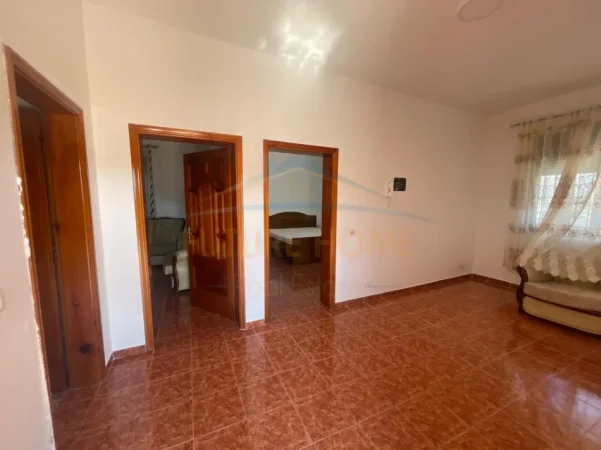 Durres, jepet me qera shtepi 1+1 Kati 1, 143 m² 300 € (DURRES)