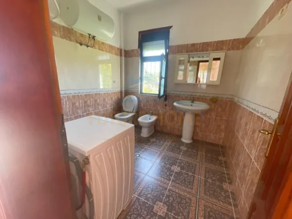 Durres, jepet me qera shtepi 1+1 Kati 1, 143 m² 300 € (DURRES)