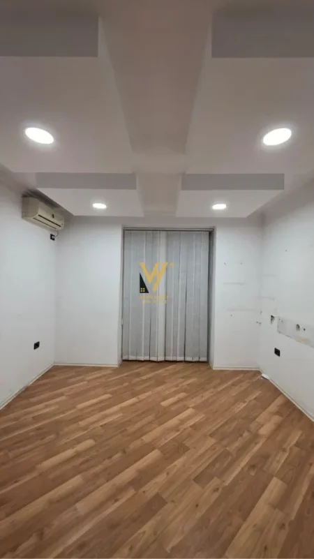 Tirane, jepet me qera zyre Kati 1, 50 m² 820 € (21 DHJETORI)