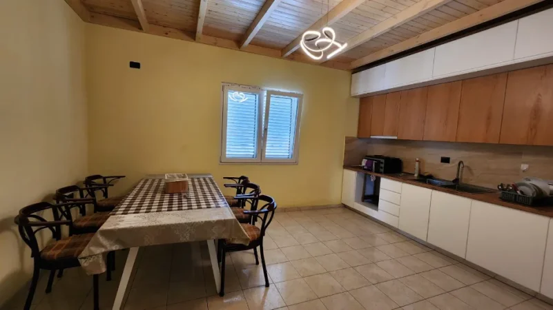 Tirane, jepet me qera apartament 3+1+Ballkon Kati 4, 163 m² 650 € (Prane shkolles Viktor Hygo)