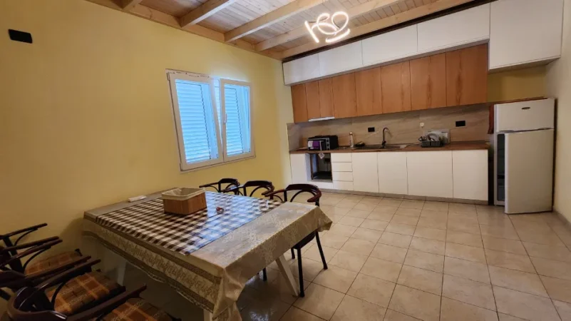 Tirane, jepet me qera apartament 3+1+Ballkon Kati 4, 163 m² 650 € (Prane shkolles Viktor Hygo)