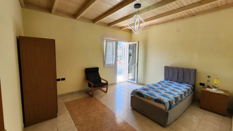 Tirane, jepet me qera apartament 3+1+Ballkon Kati 4, 163 m² 650 € (Prane shkolles Viktor Hygo)