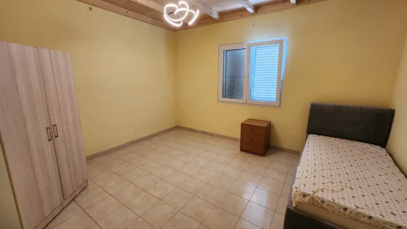 Tirane, jepet me qera apartament 3+1+Ballkon Kati 4, 163 m² 650 € (Prane shkolles Viktor Hygo)