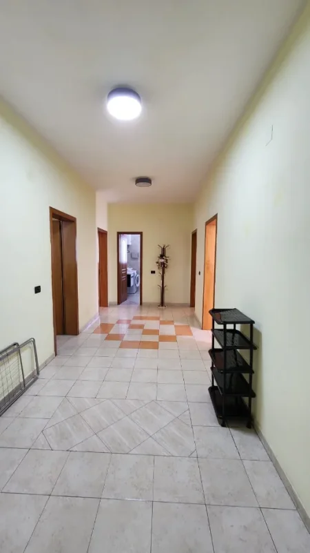 Tirane, jepet me qera apartament 3+1+Ballkon Kati 4, 163 m² 650 € (Prane shkolles Viktor Hygo)