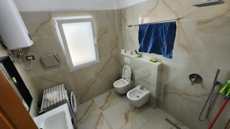 Tirane, jepet me qera apartament 3+1+Ballkon Kati 4, 163 m² 650 € (Prane shkolles Viktor Hygo)