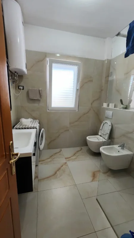 Tirane, jepet me qera apartament 3+1+Ballkon Kati 4, 163 m² 650 € (Prane shkolles Viktor Hygo)
