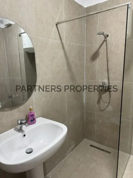 Tirane, jepet me qera apartament 1+1+Ballkon Kati 5, 65 m² 500 € (kompleksi urban gate , astir)