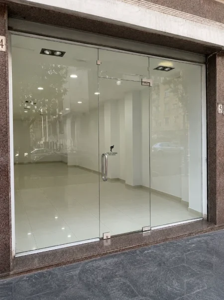 Tirane, jepet me qera dyqan Kati 0, 40 m² 1.700 € (MYSLYM SHYRI)