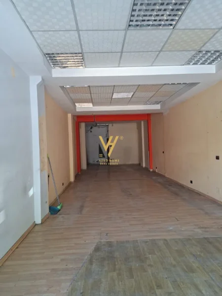 Tirane, jepet me qera dyqan Kati 0, 70 m² 1.150 € (LAPRAKE)