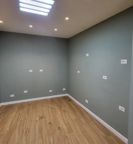 Tirane, jepet me qera zyre , 100 m² 1.400 € 