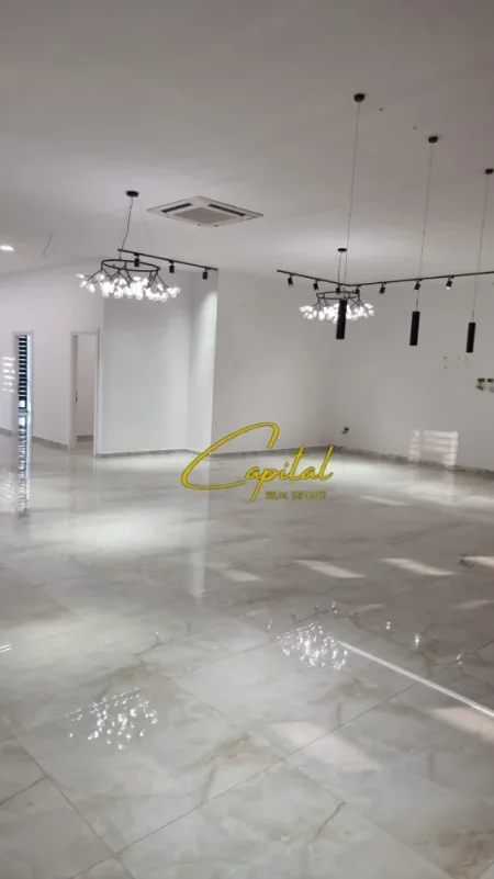 Tirane, jepet me qera ambjent biznesi Kati 1, 227 m² 3.200 € (KOMPLEKSI FARMACIA 10)