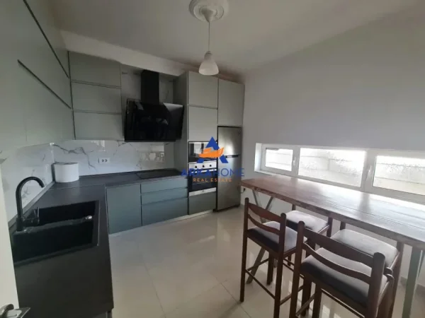 Tirane, jepet me qera apartament 3+1+Ballkon Kati 2, 128 m² 850 € 
