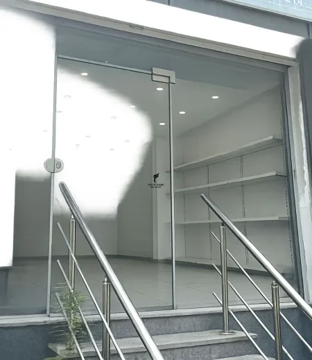 Tirane, jepet me qera dyqan Kati 0, 30 m² 700 € (RRUGA E DIBRES)
