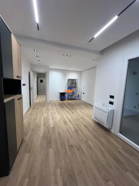 Tirane, jepet me qera zyre Kati 4, 100 m² 900 € 