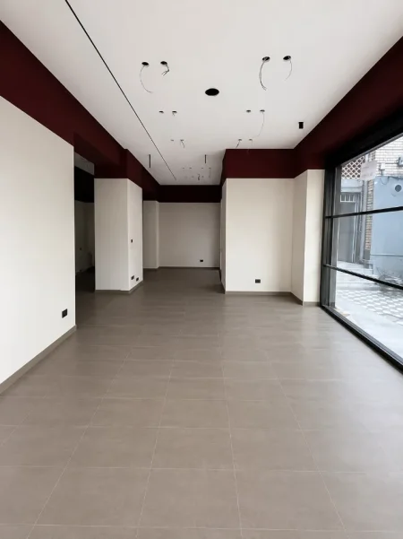 Tirane, jepet me qera ambjent biznesi Kati 0, 80 m² 3.000 € (21 Dhjetori)