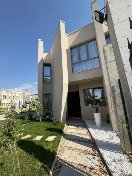 Tirane, jepet me qera Vile Vile 2 Katshe , 275 m² 5.000 € (Liqeni i Thate)
