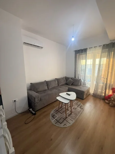 Tirane, jepet me qera apartament 1+1+Ballkon Kati 7, 61 m² 400 € (Rezidenca Kaimi, Ali Demi)