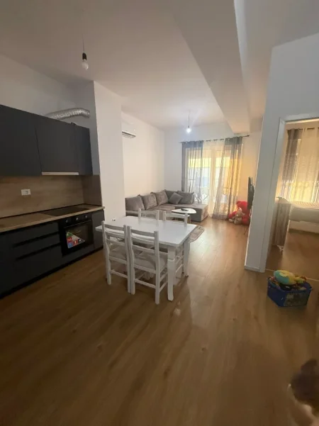 Tirane, jepet me qera apartament 1+1+Ballkon Kati 7, 61 m² 400 € (Rezidenca Kaimi, Ali Demi)