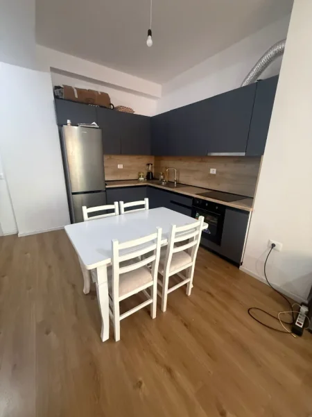 Tirane, jepet me qera apartament 1+1+Ballkon Kati 7, 61 m² 400 € (Rezidenca Kaimi, Ali Demi)