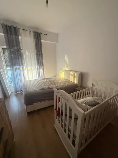 Tirane, jepet me qera apartament 1+1+Ballkon Kati 7, 61 m² 400 € (Rezidenca Kaimi, Ali Demi)