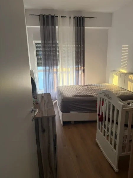 Tirane, jepet me qera apartament 1+1+Ballkon Kati 7, 61 m² 400 € (Rezidenca Kaimi, Ali Demi)
