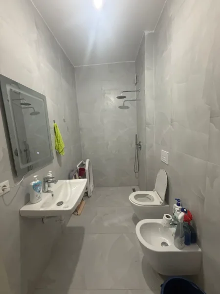 Tirane, jepet me qera apartament 1+1+Ballkon Kati 7, 61 m² 400 € (Rezidenca Kaimi, Ali Demi)