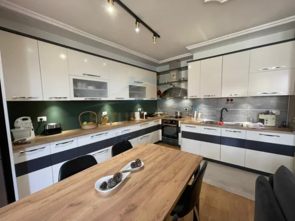 Tirane, shitet apartament 3+1+Aneks+Ballkon Kati 2, 109 m² 179.000 € (Fresku)