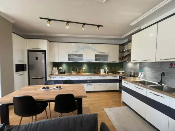 Tirane, shitet apartament 3+1+Aneks+Ballkon Kati 2, 109 m² 179.000 € (Fresku)