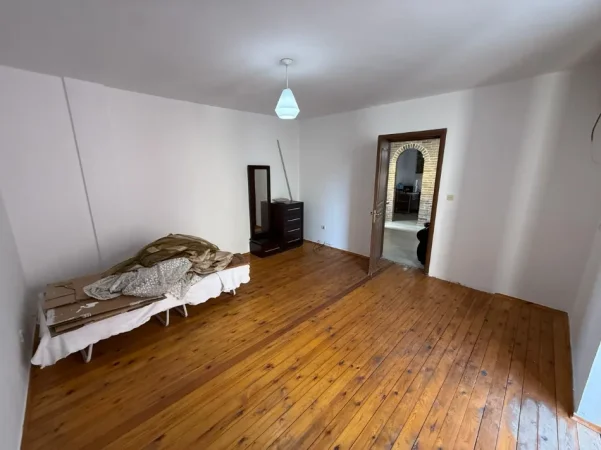 Tirane, jepet me qera apartament 2+1 Kati 5, 140.000 € (Brryli)
