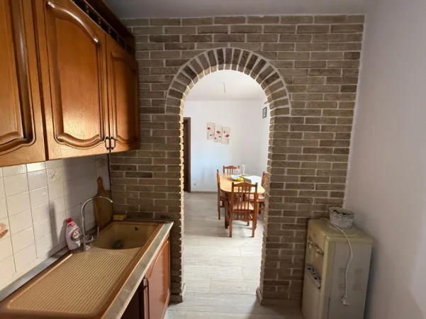 Tirane, jepet me qera apartament 2+1 Kati 5, 140.000 € (Brryli)